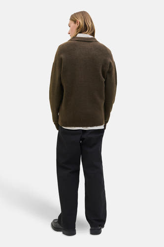 Bruin gilet van PREMIUM BLUE by JACK & JONES, gedragen over een gestreept overhemd en een zwarte broek.