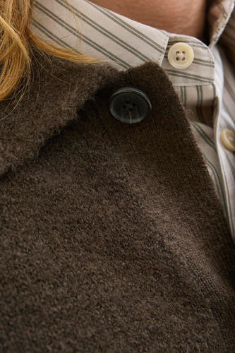Bruin gilet van PREMIUM BLUE by JACK & JONES, met een gestreept overhemd en een knoopdetail.