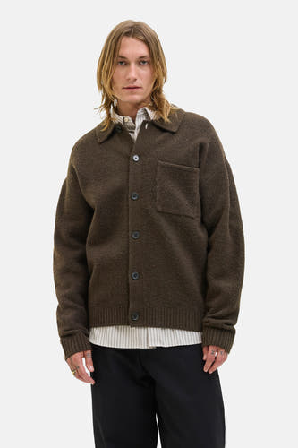Bruin gilet van PREMIUM BLUE by JACK & JONES, met knoopsluiting, zak op de borst, en gedragen over een gestreept overhemd.