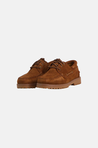 Chaussures aspect daim marron de ACCESSORIES BY JACK & JONES avec lacets, bout mocassin et semelle crantée épaisse, vues de profil.