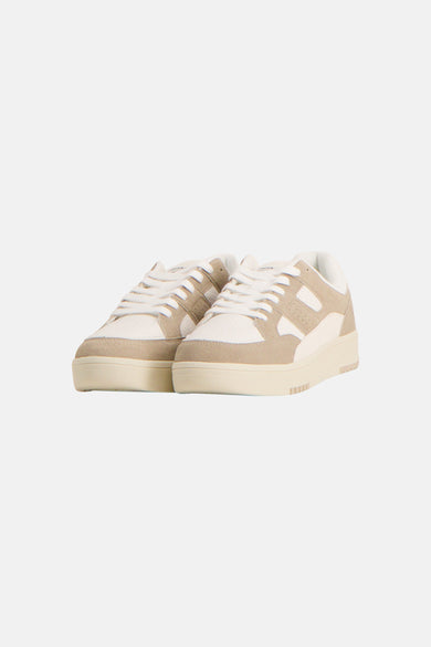 Baskets beiges d'ACCESSORIES BY JACK & JONES, avec des accents en daim et des semelles de couleur crème, vue arrière.