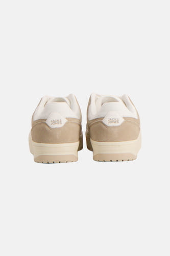 Beige sneakers van ACCESSORIES BY JACK & JONES, met suède accenten en crèmekleurige zolen, achteraanzicht.