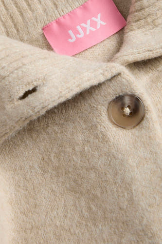 Veste beige de JJXX avec une fermeture à boutons visible et un étiquette marque rose rose.
