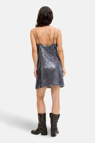 Robe à manches courtes grise de JJXX, vue de derrière, avec des paillettes et associée à des bottes noires.