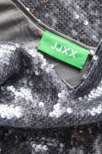 Robe grise à manches courtes de JJXX, recouverte de paillettes argentées sur tissu fin.