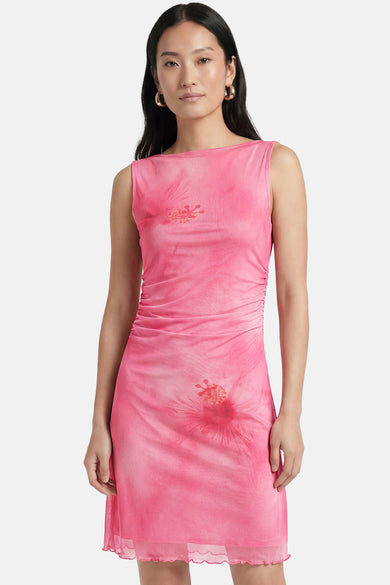 Roze mouwloos kleedje van JJXX van doorschijnende meshstof met hibiscus bloemprint en geplooide zijkanten.