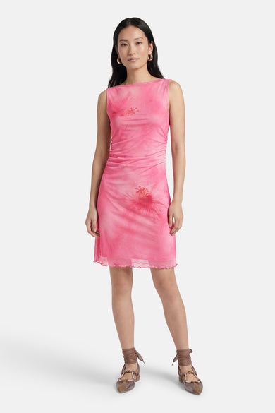 Roze mouwloos kleedje van doorschijnende stof van JJXX met abstracte bloemenprint, ruches en golfjesrand.