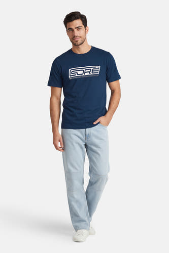 Blauw T-shirt met korte mouwen van CORE BY JACK & JONES, gedragen met lichte jeans en witte sneakers.
