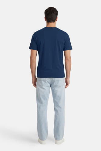 Blauw T-shirt met korte mouwen van CORE BY JACK & JONES, gezien van achteren, gedragen met lichte jeans en witte schoenen.
