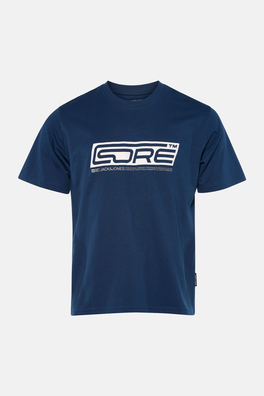 T-shirt bleu à manches courtes de CORE BY JACK & JONES, vu par derrière, porté avec des jeans légers et des chaussures blanches.
