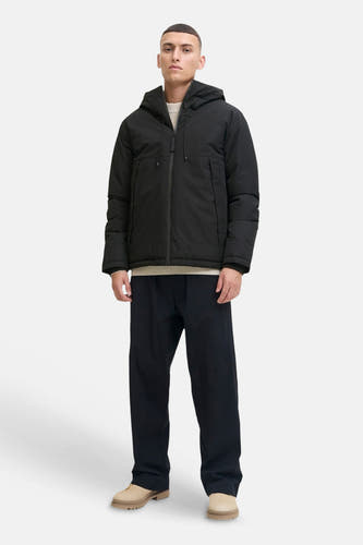 Zwarte korte gewatteerde jas van CORE BY JACK & JONES met capuchon en rits, gedragen door een model.