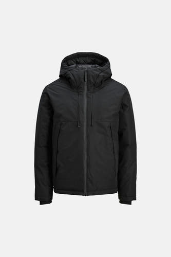 Zwarte korte jas van CORE BY JACK & JONES met capuchon, ritssluiting, trekkoorden en twee steekzakken aan de voorkant.