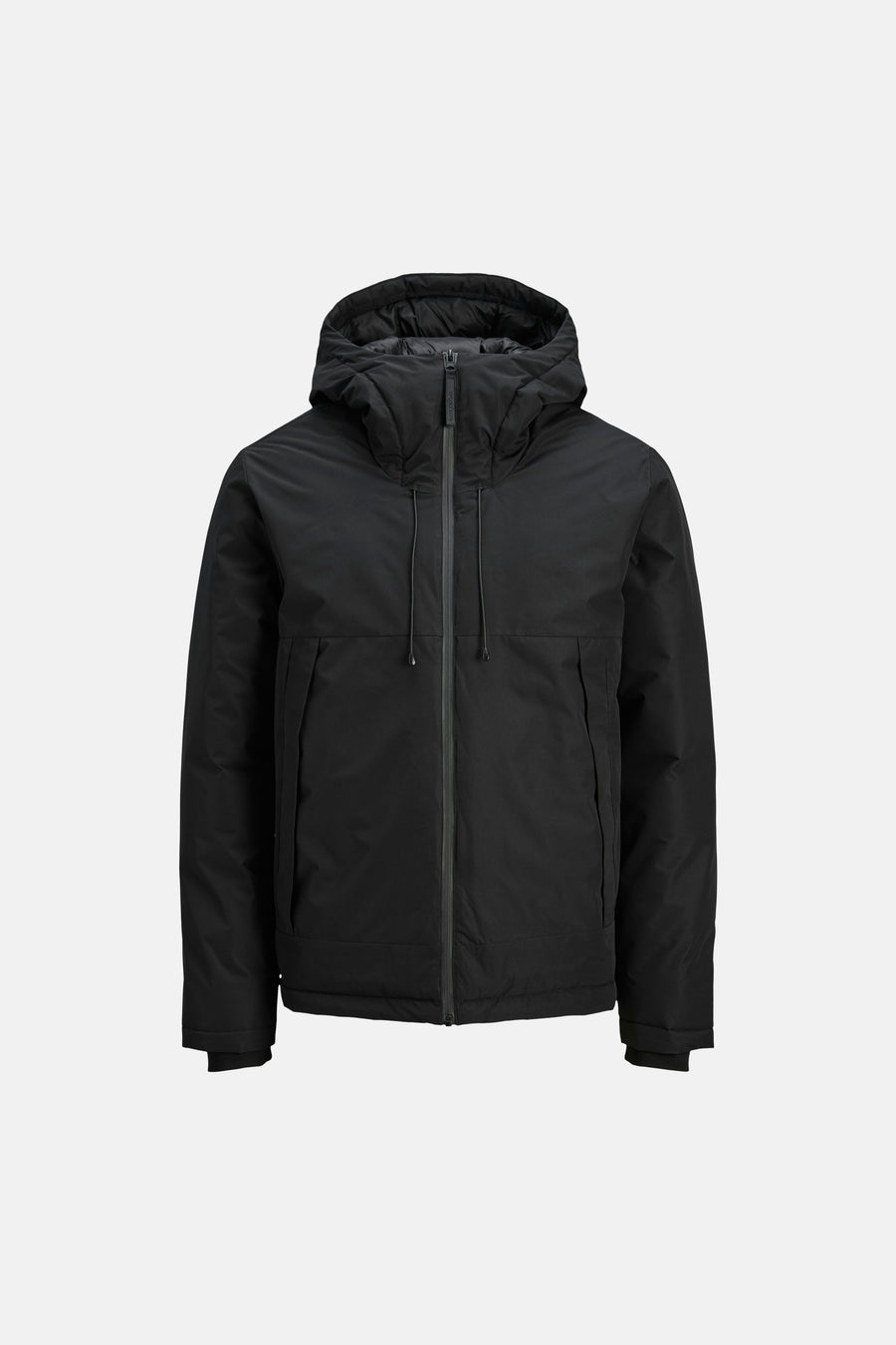 Zwarte korte jas van CORE BY JACK & JONES met capuchon, ritssluiting, trekkoorden en twee steekzakken aan de voorkant.