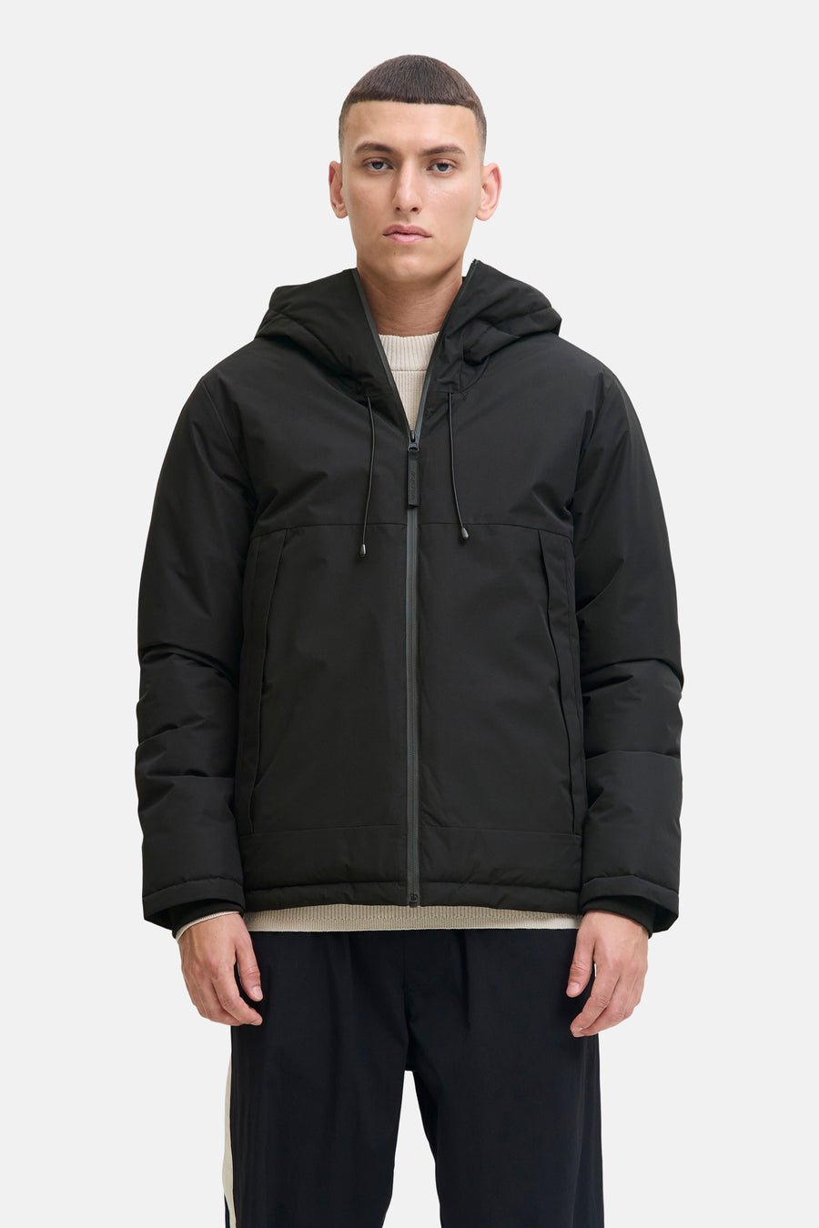 Zwarte korte gewatteerde jas van CORE BY JACK & JONES met capuchon, rits aan de voorkant en trekkoorden.
