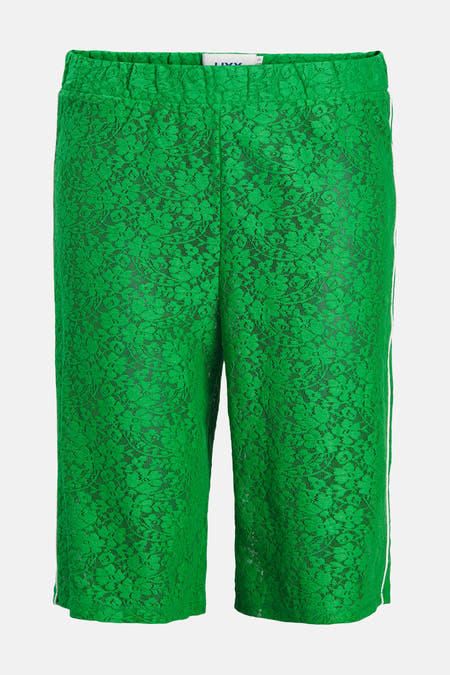 Short vert de JJXX avec une impression fleurie et des rayures blanches sur les côtés.