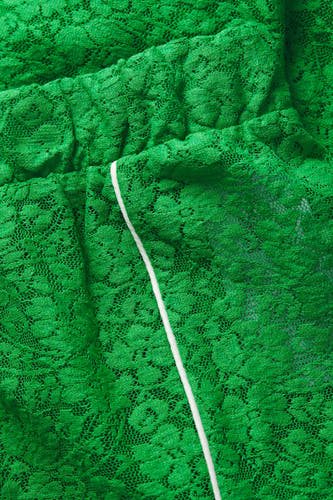 Groene short van JJXX met kanten textuur en een witte bies aan de zijkant.
