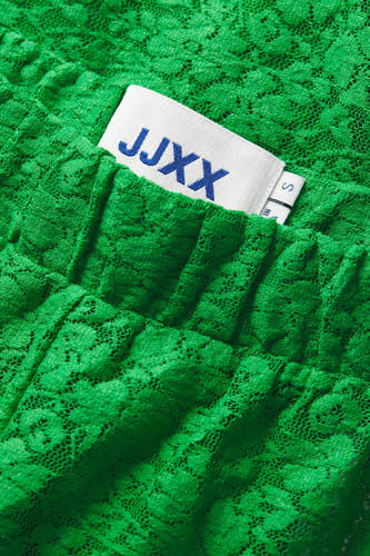 Groene short van JJXX, met een fijn bloemenkantpatroon en een elastische tailleband, gezien van dichtbij.
