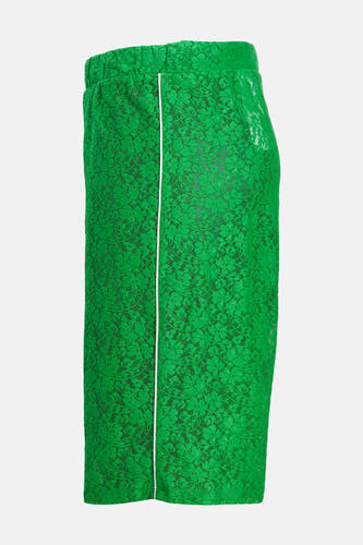 Groene short van JJXX, met een kanten patroon en een witte streep aan de zijkant, in een zij-aanzicht.
