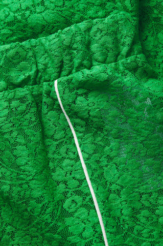 Groene short van JJXX, met een delicate kanten textuur en een witte bies.

