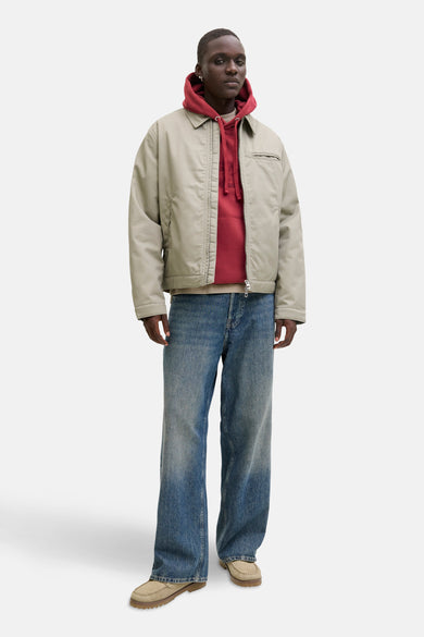 Rode sweater met kap van ORIGINALS BY JACK & JONES, gedragen onder een beige jas en wijde jeans.