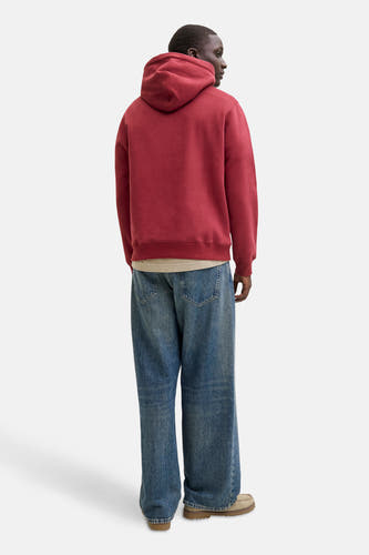 Rode sweater met kap van ORIGINALS BY JACK & JONES, losse pasvorm, met blauwe jeans en suède schoenen.