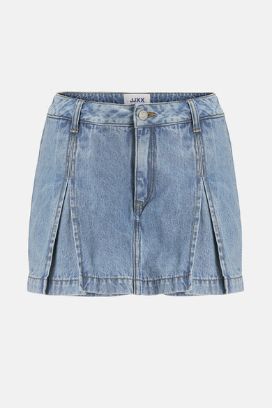 Short light blue denim skirt from JJXX, close-up of the waistband with logo label and silver-colored button.