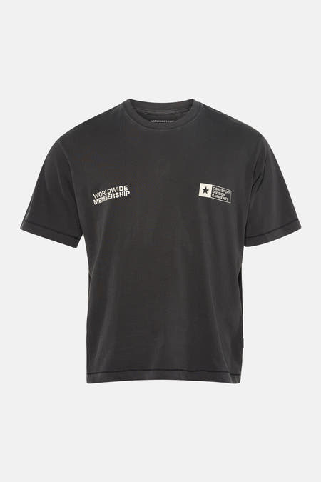T-shirt gris à manches courtes de CORE BY JACK & JONES, avec imprimé logo sur la poitrine et coupe décontractée.