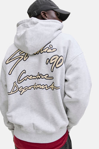 Pull-over gris avec capuche d'ORIGINALS BY JACK & JONES, porté sous une veste en cuir noire avec des jeans et des baskets.