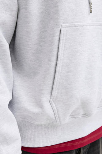 Pull gris avec capuche d'ORIGINALS BY JACK & JONES, avec poche kangourou et col rouge.