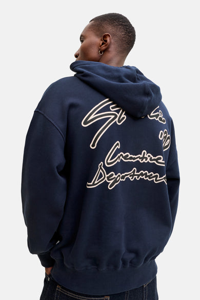 Pull bleu avec capuche d'ORIGINALS BY JACK & JONES, associé à des jeans foncés et des chaussures en cuir de suède.