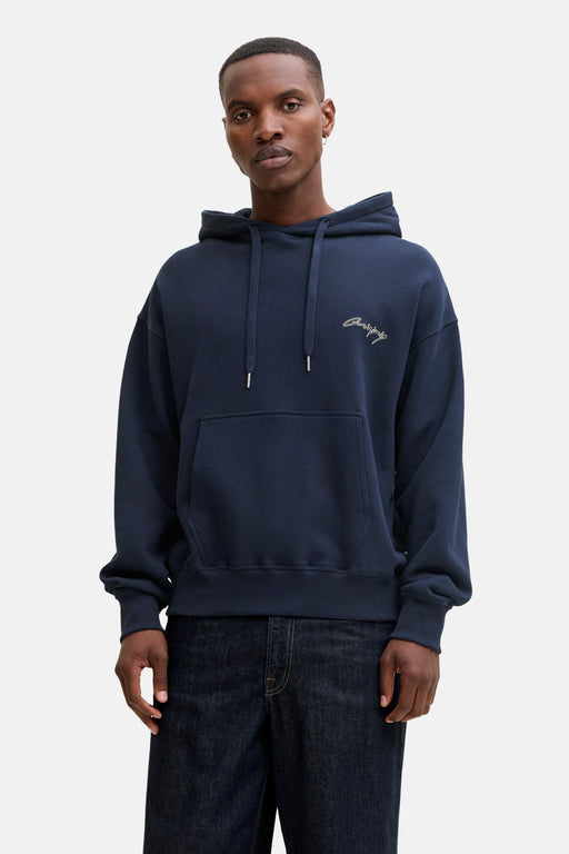 Blauwe sweater met kap van ORIGINALS BY JACK & JONES, met trekkoorden en een buidelzak voor, gecombineerd met donkere jeans.