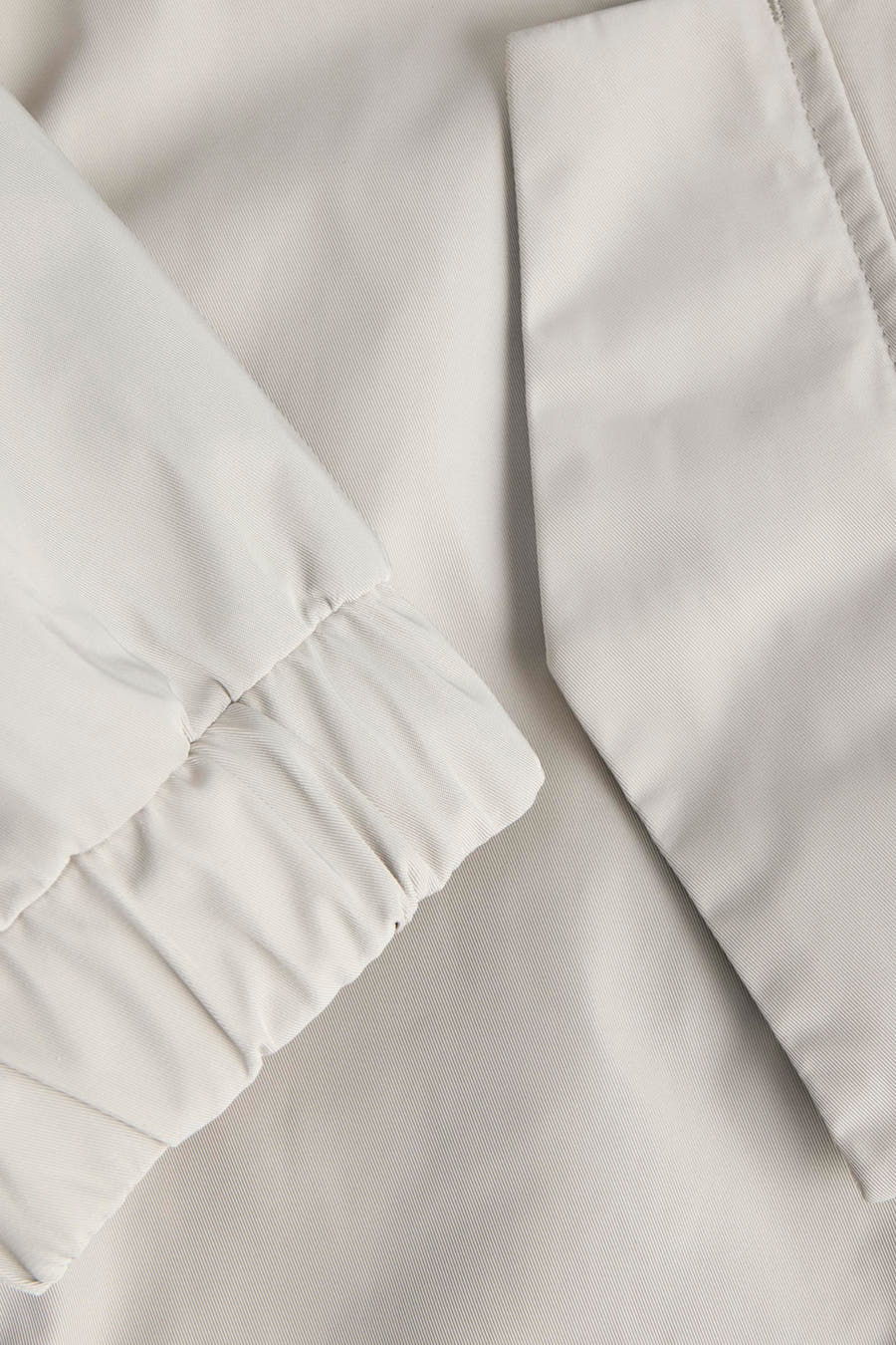 Grijze korte jas van CORE BY JACK & JONES, met elastische mouwuiteinden en gladde textuur.