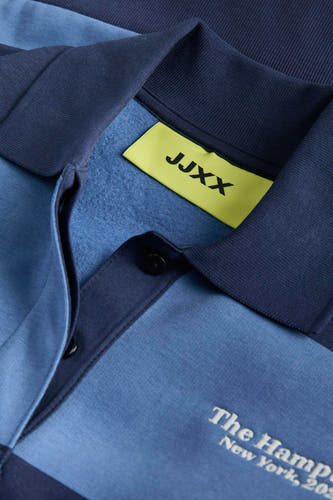 Gilet bleu de JJXX, avec un col polo et une fermeture à boutons dans un design monochrome.