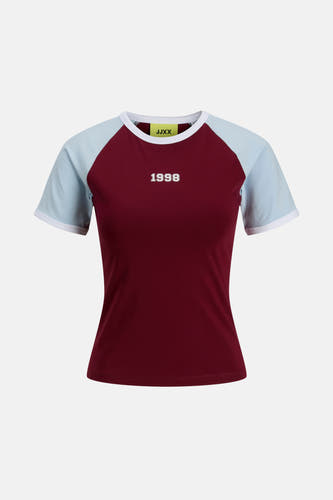 T-shirt Bordeaux à manches courtes de JJXX, avec une patte blanche et un étiquette dans le col.