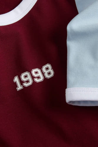 Bordeaux T-shirt met korte mouwen van JJXX, met witte kraag en de opdruk '1998'.
