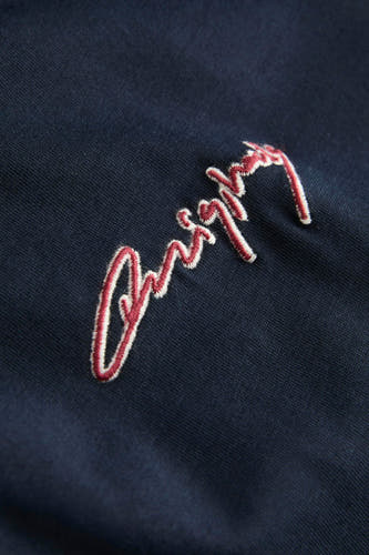 Blauw T-shirt met korte mouwen van ORIGINALS BY JACK & JONES, detailopname van geborduurd logo.
