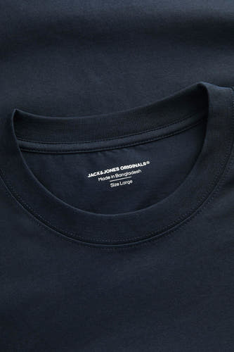 Blauw T-shirt met korte mouwen van ORIGINALS BY JACK & JONES, detailopname van de halslijn met label.