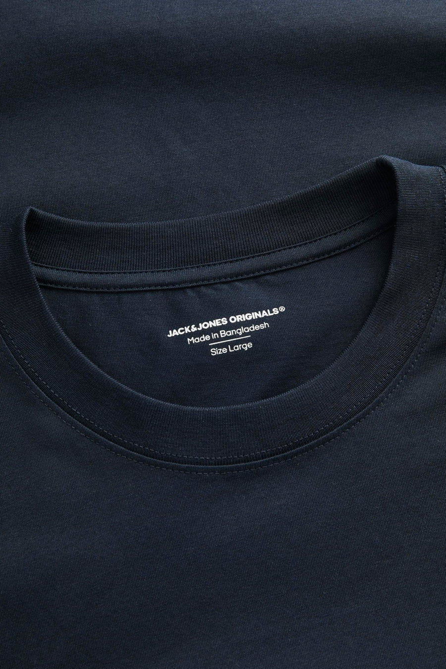 Blauw T-shirt met korte mouwen van ORIGINALS BY JACK & JONES, detailopname van de halslijn met label.