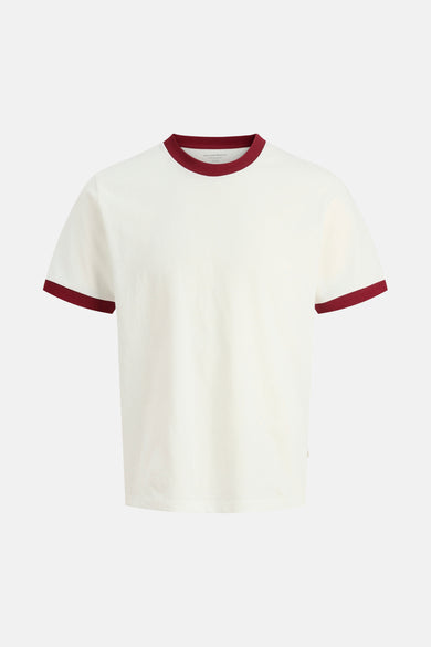 T-shirt blanc à manches courtes d'ORIGINALS par JACK & JONES, avec des bordures rouges contrastantes au col et aux manches.