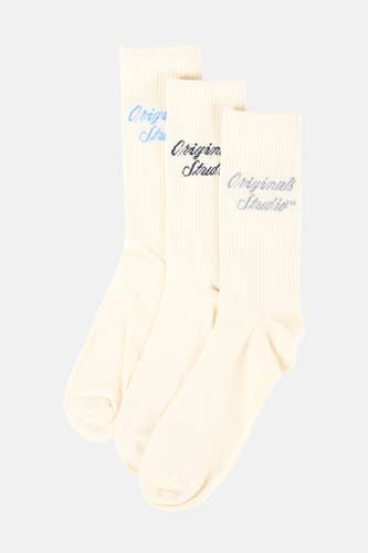 Chaussettes beige d'ACCESSORIES BY JACK & JONES avec du texte bleu marine 'Originals Studio', emballées dans du carton.