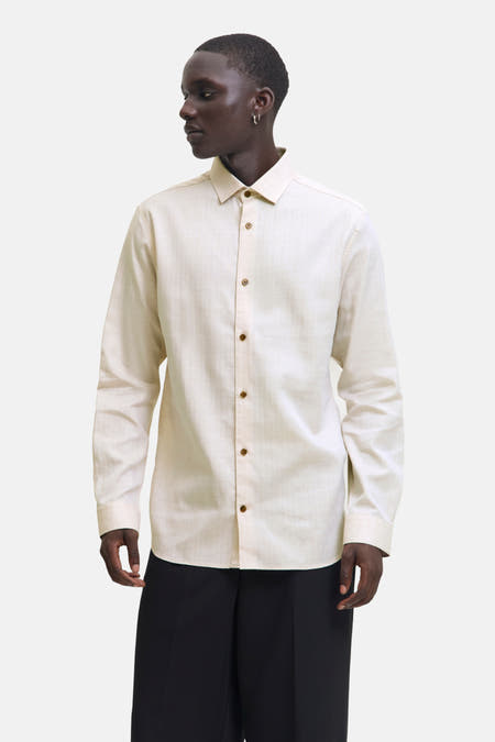 Chemise beige à longues manches de PREMIUM by JACK & JONES, unie et complète avec des boutons bruns.