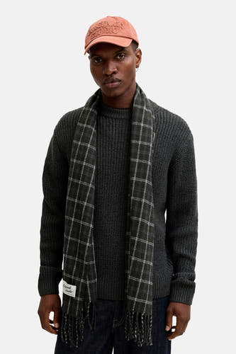 Kaki wintersjaal van ACCESSORIES BY JACK & JONES, met een ruitpatroon en franjes.