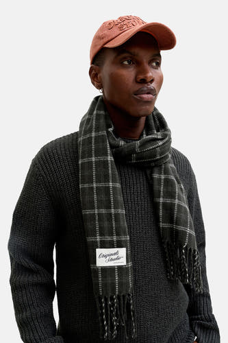 Kaki wintersjaal van ACCESSORIES BY JACK & JONES, met ruitpatroon en franjes, gedragen met een donkergrijze trui en oranje pet.