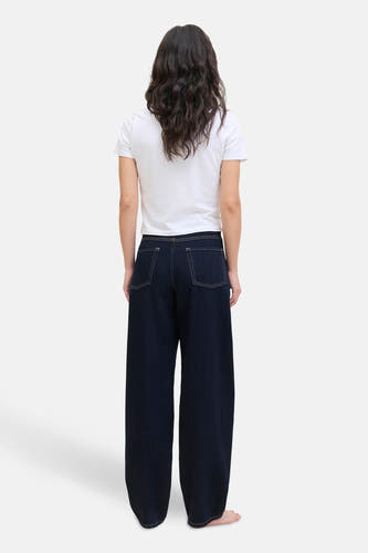 Jean en denim bleu marine spécial fit de JJXX, vu de l'arrière, avec un T-shirt blanc.