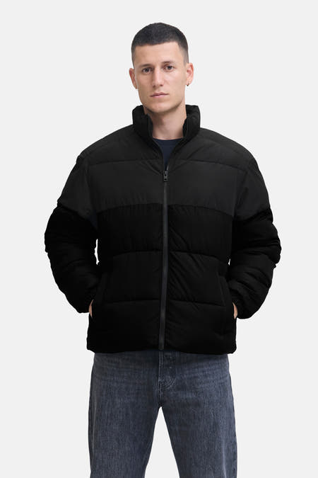 Veste noire courte de CORE BY JACK & JONES, avec une fermeture éclair et des poches.
