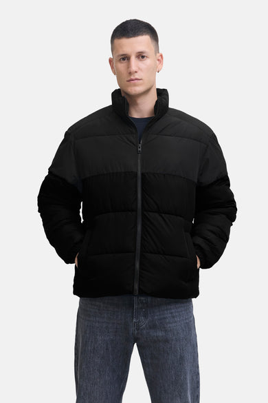Zwarte, korte jas van CORE BY JACK & JONES, met een rits en zakken.
