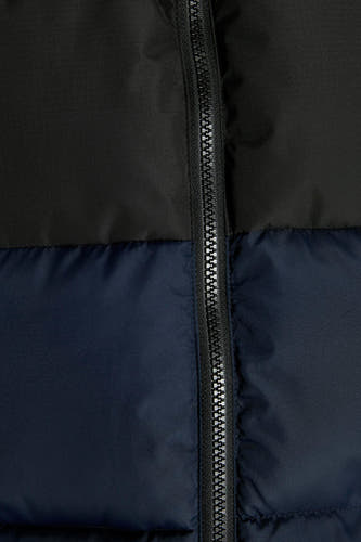 Gilet chauffant noir de CORE BY JACK & JONES, gros plan de la fermeture éclair à l'avant.