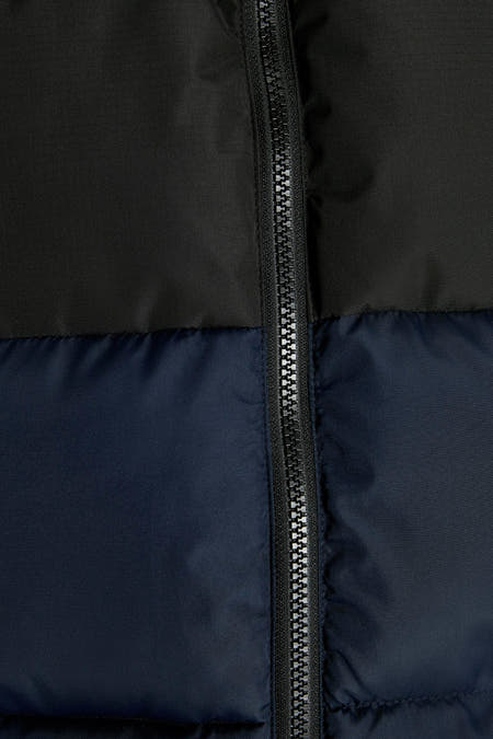Multikleurige bodywarmer van CORE BY JACK & JONES, met een zwarte en marineblauwe kleurstelling, en een ritssluiting.