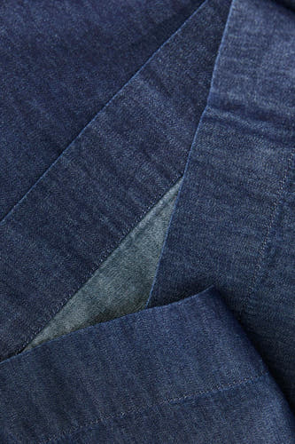 Donkerblauwe denim short van JJXX met zichtbare diagonale weeftextuur, lichte stiksels en vouwen.