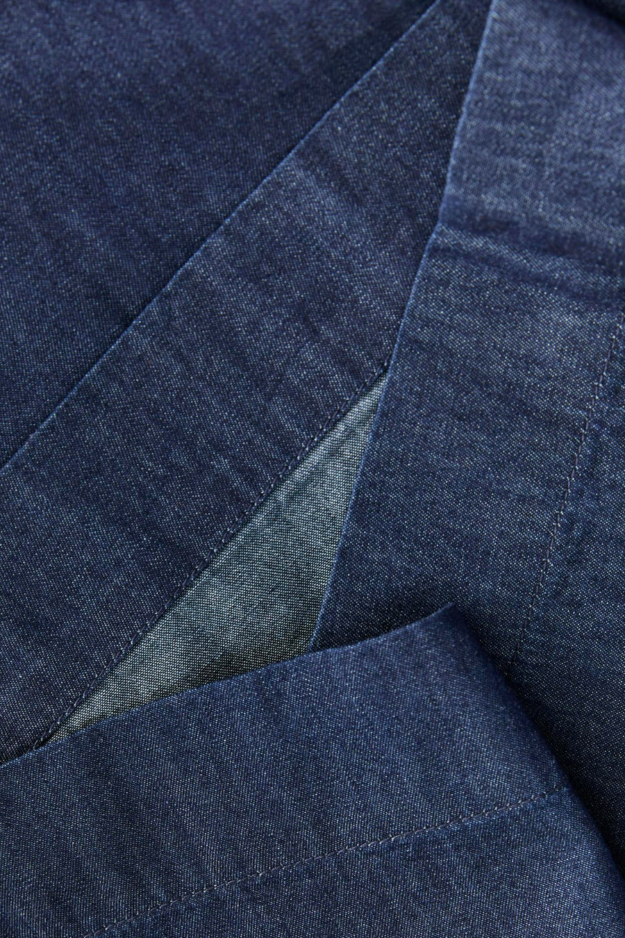 Donkerblauwe denim short van JJXX met zichtbare diagonale weeftextuur, lichte stiksels en vouwen.